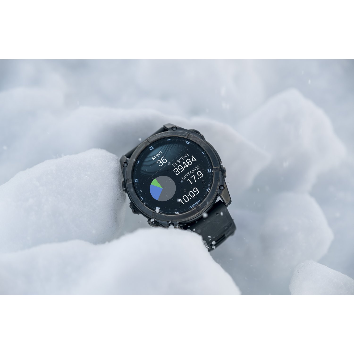 Een zwarte smartwatch toont gegevens. Het ligt op witte sneeuw.