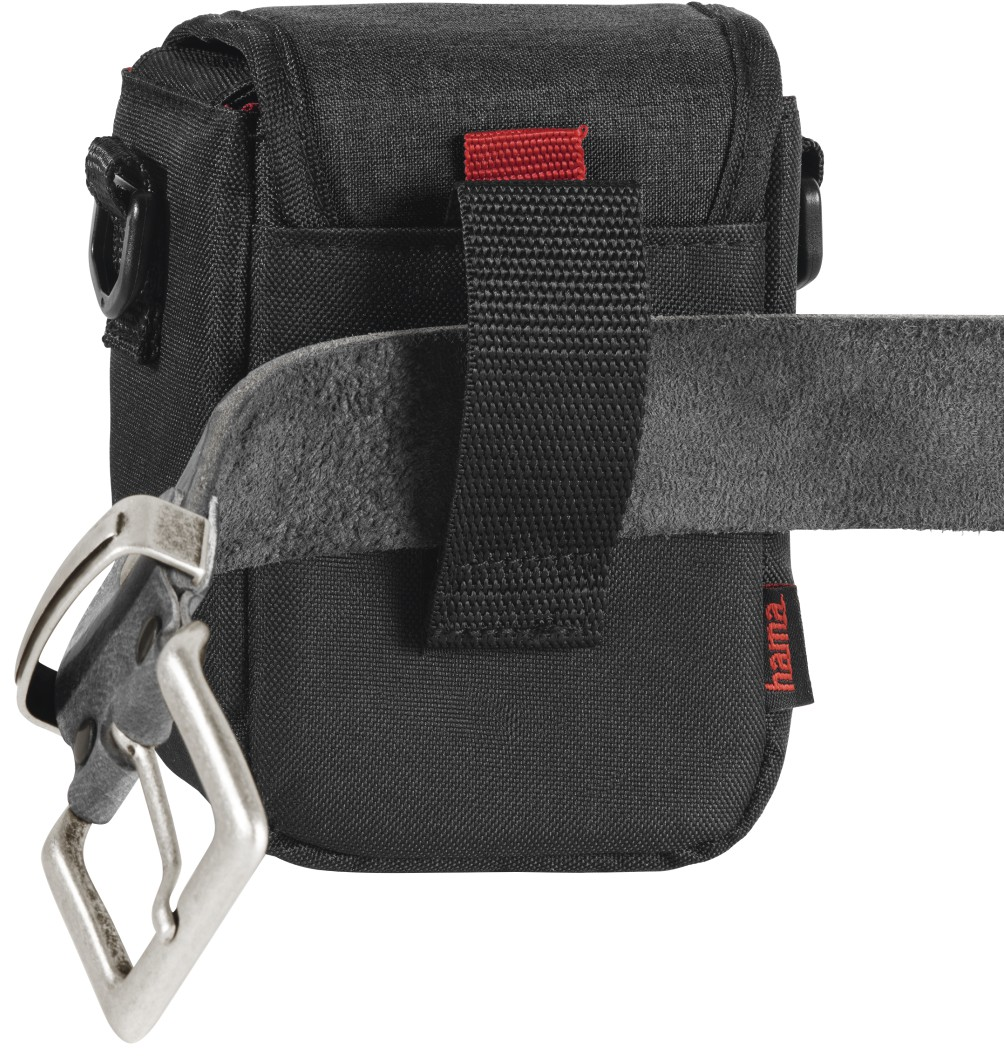 Borsa per fotocamera nera con cinturino rosso. La borsa è attaccata a una cintura nera.