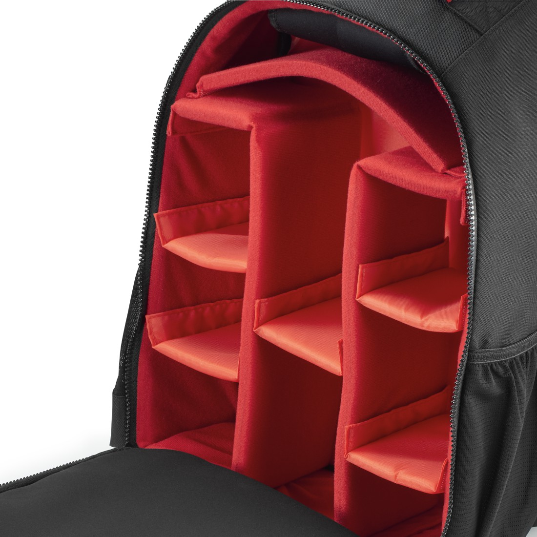 Schwarzer Rucksack mit roten Innenfächern.