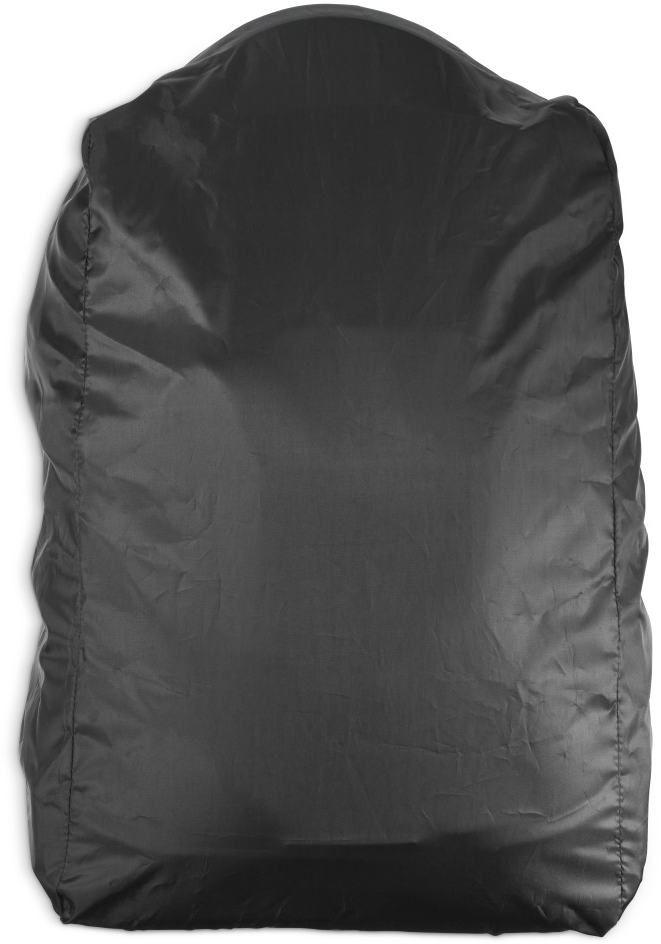Schwarze Rucksackhülle, die einen Rucksack bedeckt. Schatten sichtbar. Der Hintergrund ist weiß.