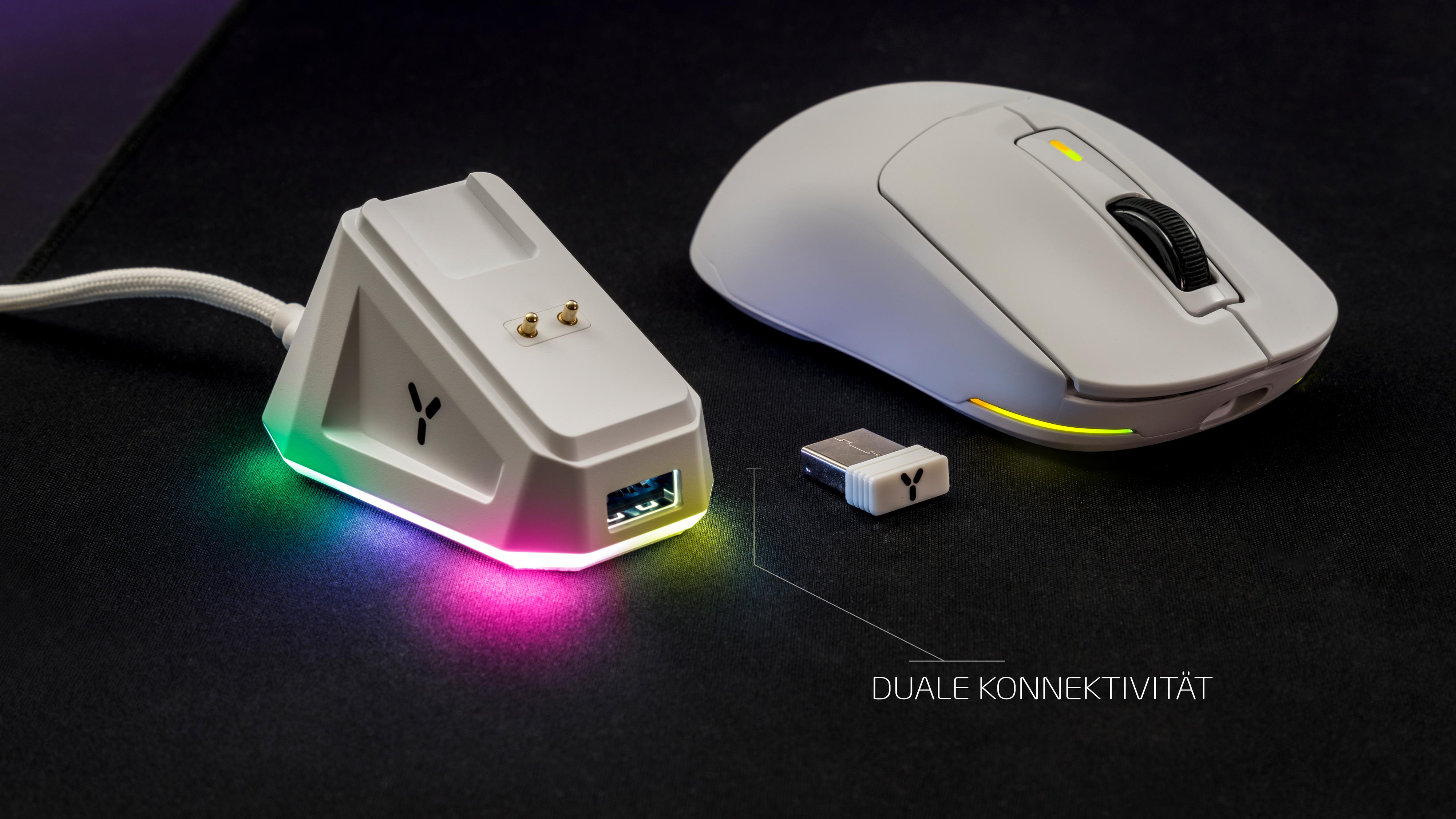 Weiße Gaming-Maus, Ladestation und drahtloser Empfänger auf einer Oberfläche.