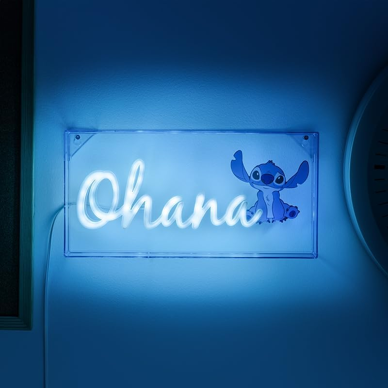 Egy kék neon felirat az "Ohana" szóval és Stitch rajzfilmjével. A felirat egy kék falon van.