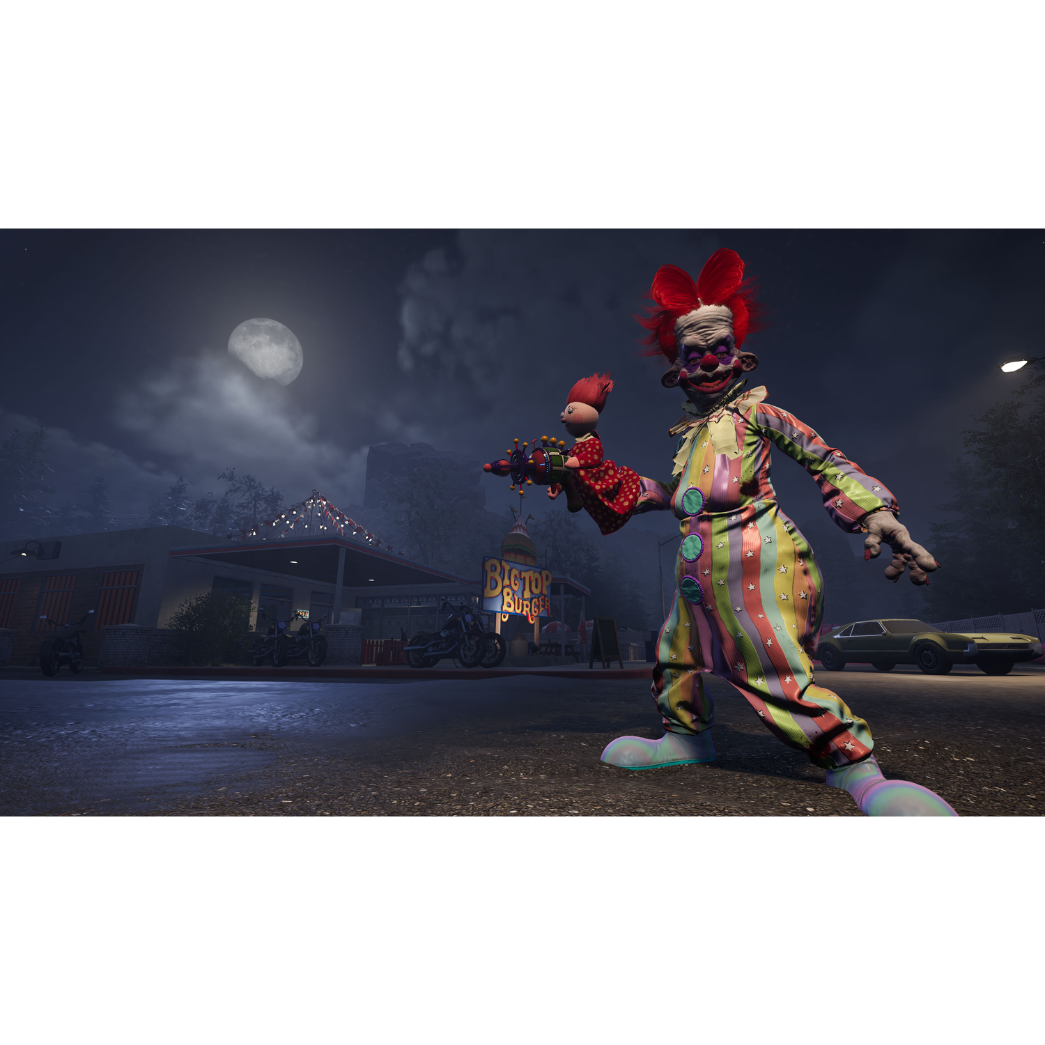 Een enge clown in kleurrijke kleren en een pop staat 's nachts voor een gebouw.
