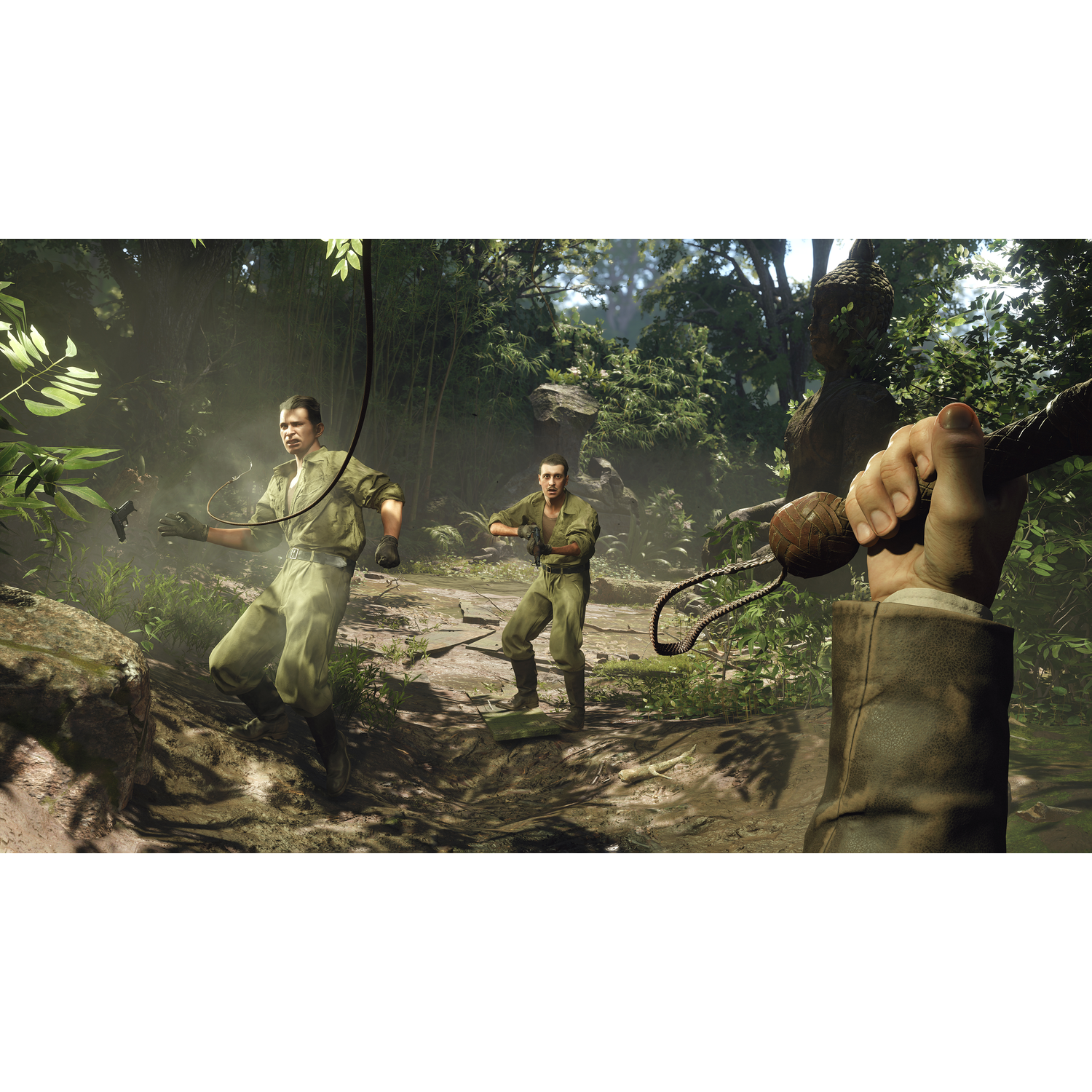 Scène uit een jungle-actiefilm. Twee soldaten rukken op, een man houdt een zweep vast.