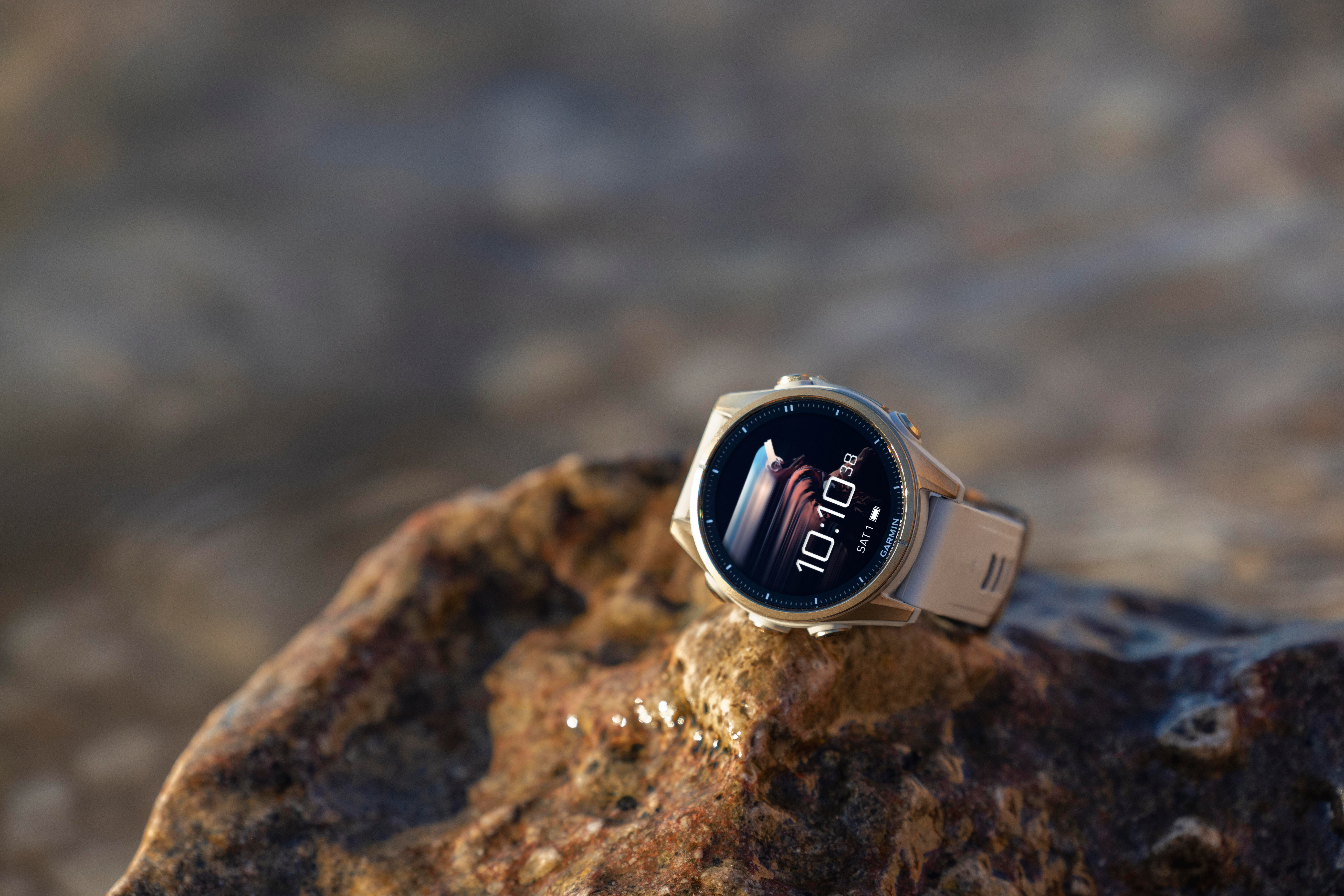 Nahaufnahme einer silbernen Smartwatch auf einem Felsen, die die Uhrzeit anzeigt.