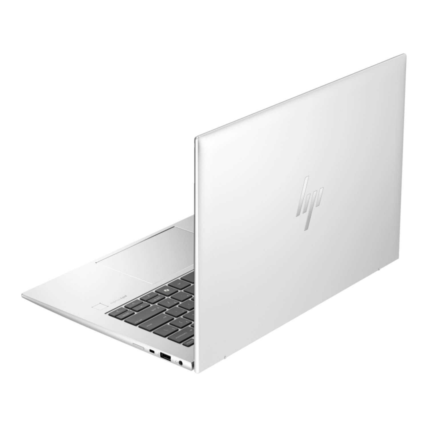 Ordinateur portable argenté, vue en angle, ouvert. Logo HP visible. Fond blanc.