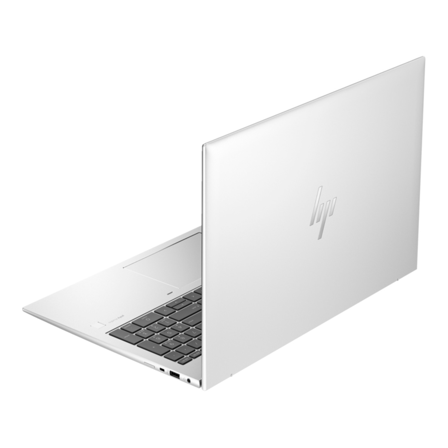Zilveren laptop, schuin open. Toont de achterkant van het scherm. Witte achtergrond.