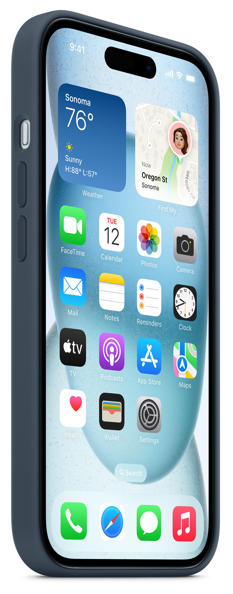 Egy iPhone kék tokban, amely egy kezdőképernyőt jelenít meg alkalmazásikonokkal és widgetekkel. Megmutatja az időt és az időjárást.