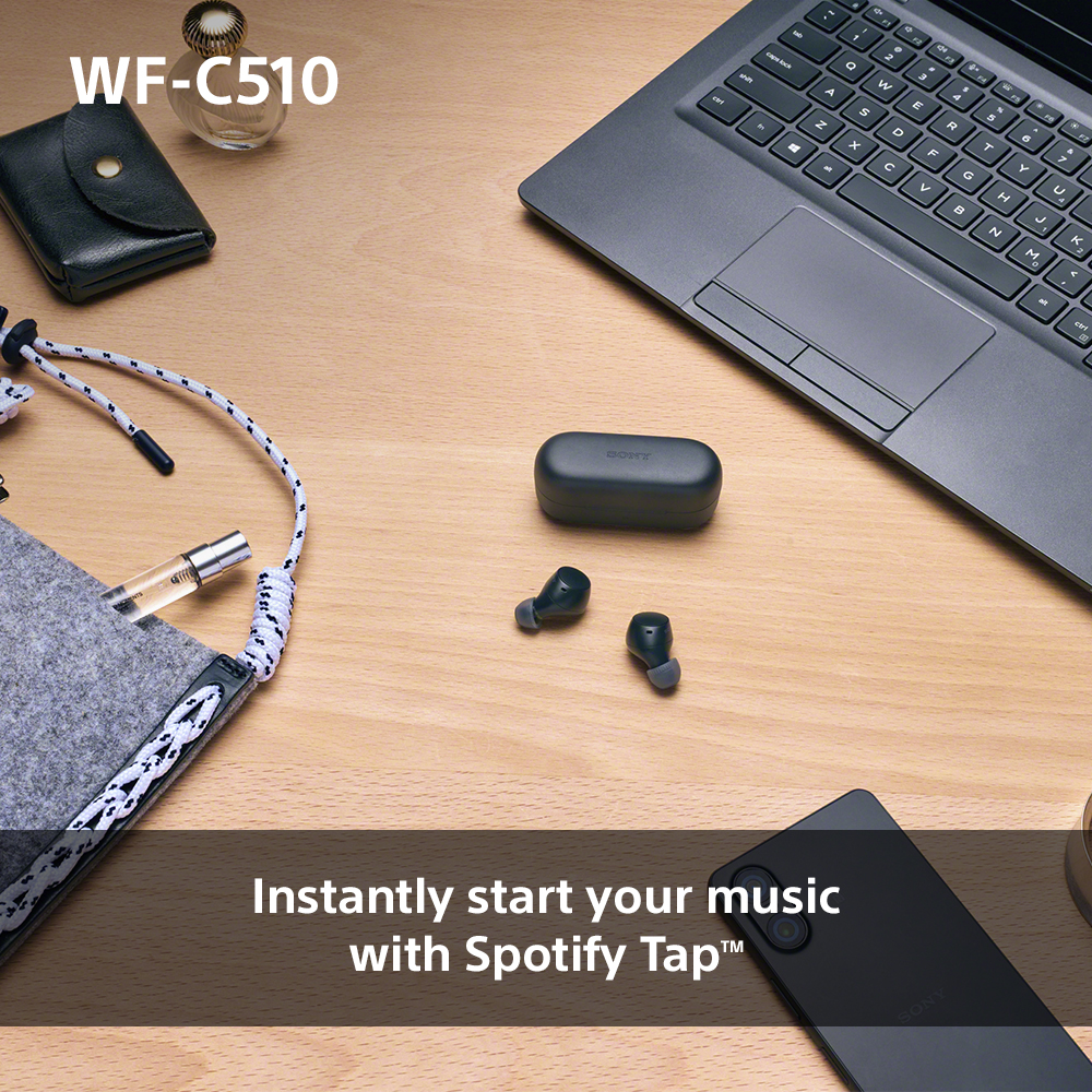 Ein Holztisch mit Laptop, Ohrhörern und anderem Zubehör. Text: Starten Sie sofort Ihre Musik.