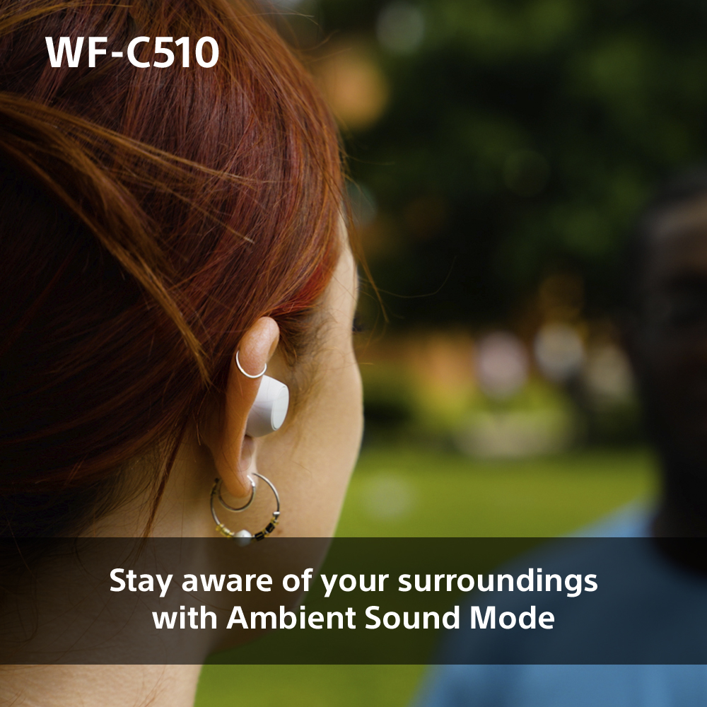 Eine Frau mit weißen Ohrhörern im Freien. Ein Mann ist im Hintergrund verschwommen. Text lautet: "Ambient Sound Mode".