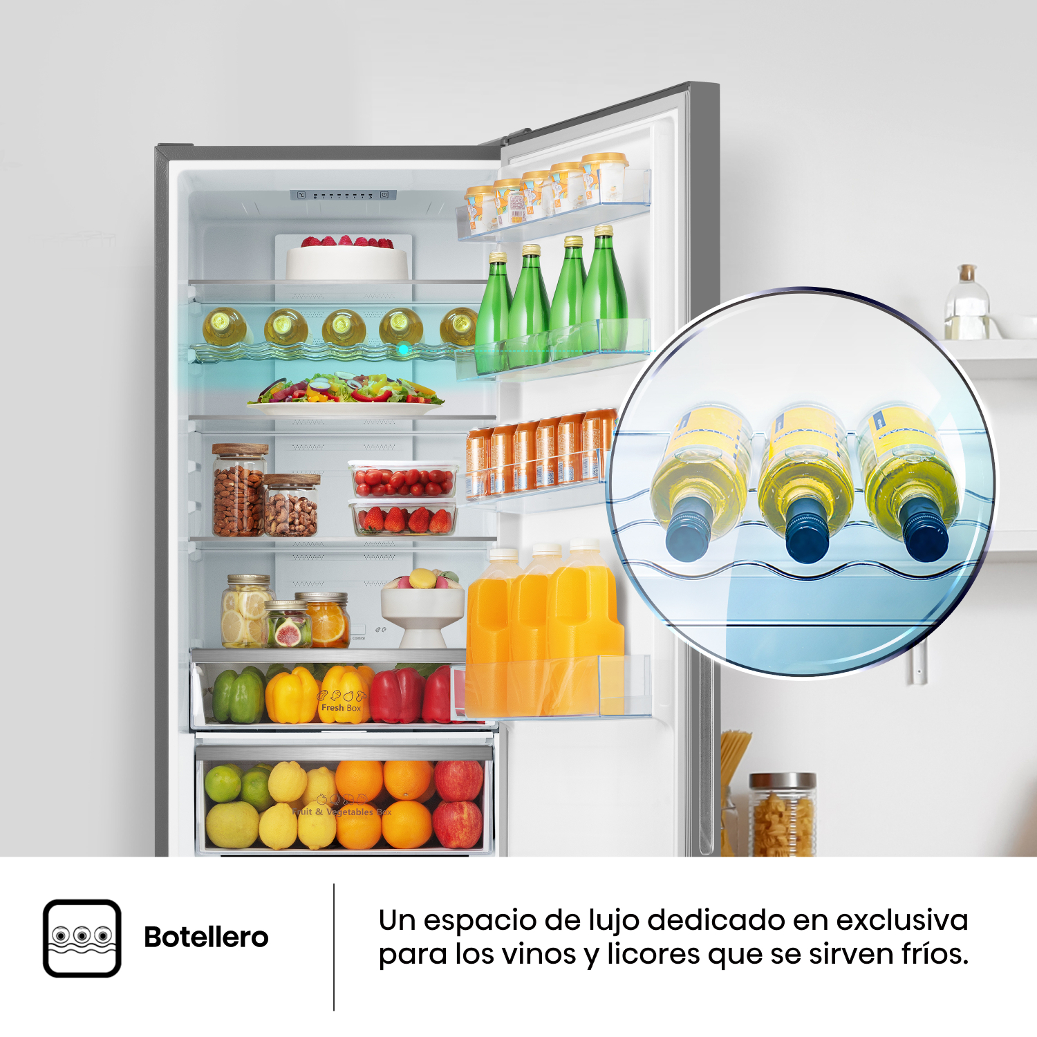 Refrigerador abierto con comida. Un primer plano muestra botellas de vino.