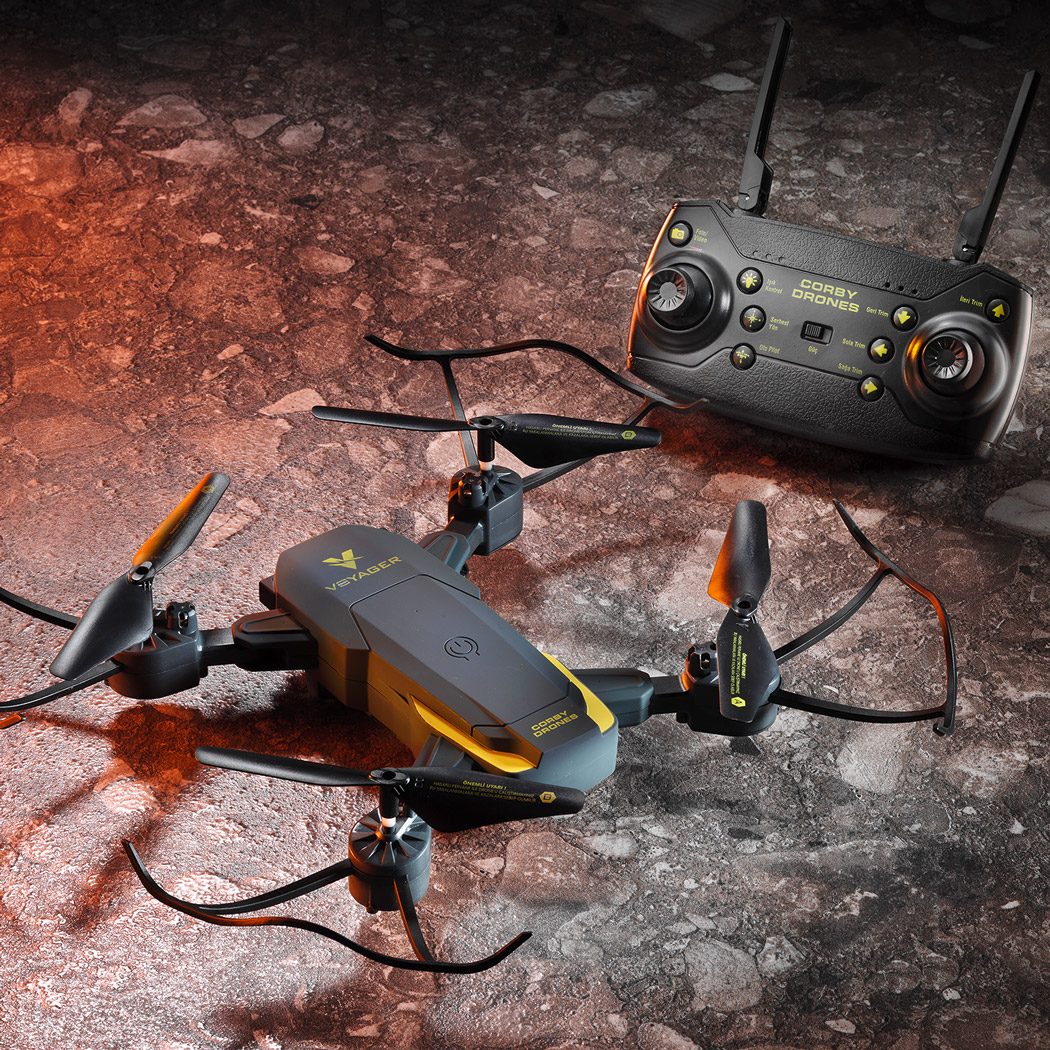 Dokuya sahip kırmızı-kahverengi bir yüzey üzerinde drone ve uzaktan kumanda.