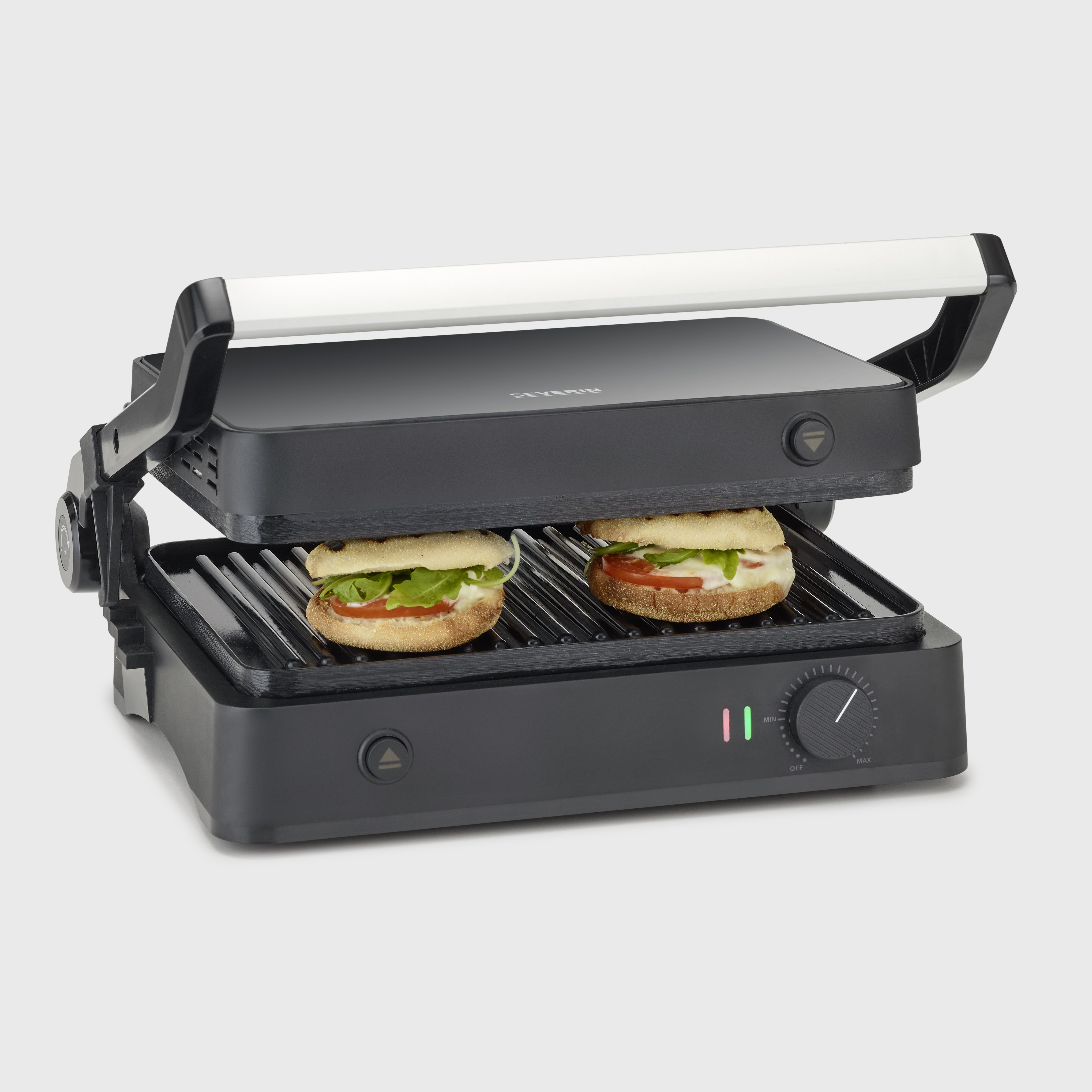 Schwarzer Panini-Grill mit zwei Sandwiches, weißer Griff, Kochfläche, heller Hintergrund.