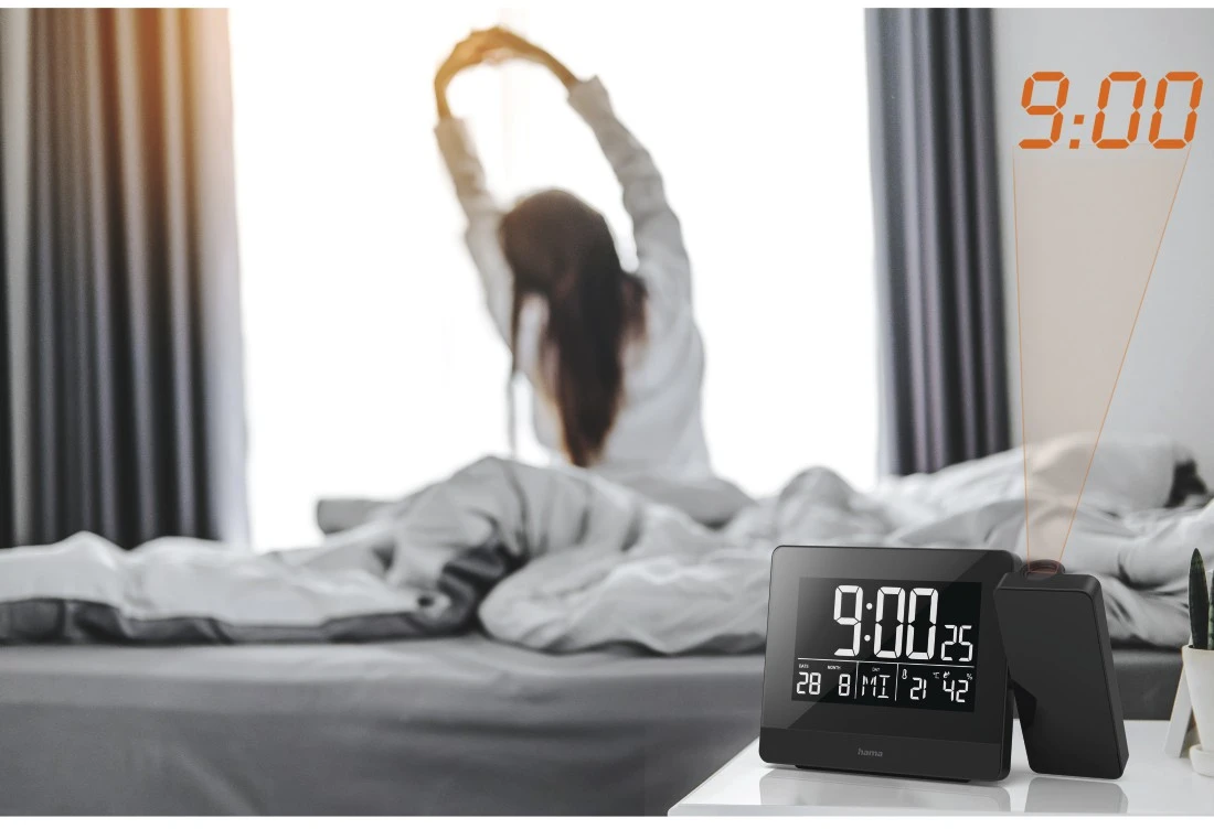 Sveglia digitale nera che mostra le 9:00 con l'ora proiettata sul muro.
