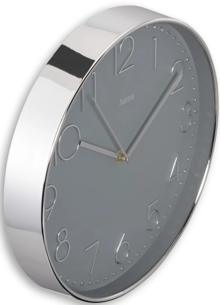 Eine silberne, runde Wanduhr mit grauem Zifferblatt und silbernen Ziffern, Nahaufnahme.