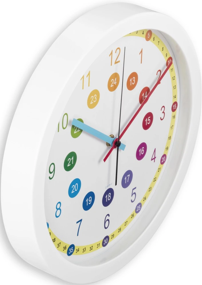 Weiße Uhr mit bunten Zahlen am Rand und Zeigern auf 10:10.