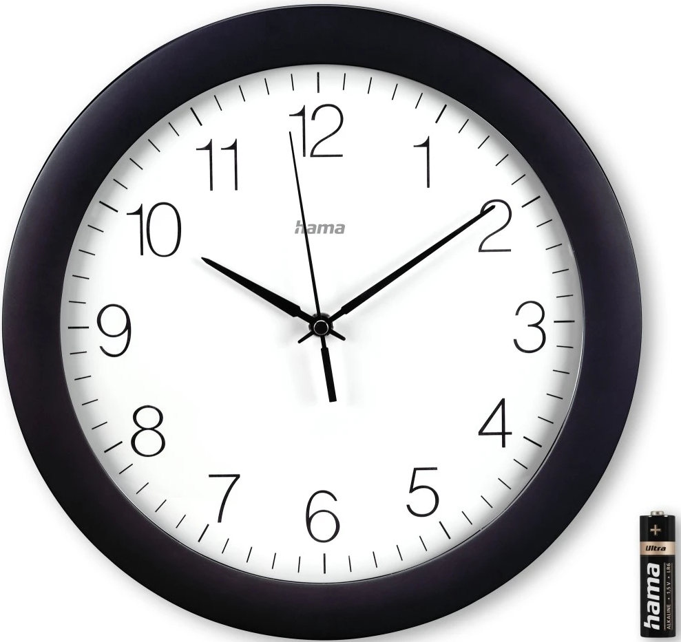 Schwarze Wanduhr mit weißem Zifferblatt, daneben eine Alkalibatterie.
