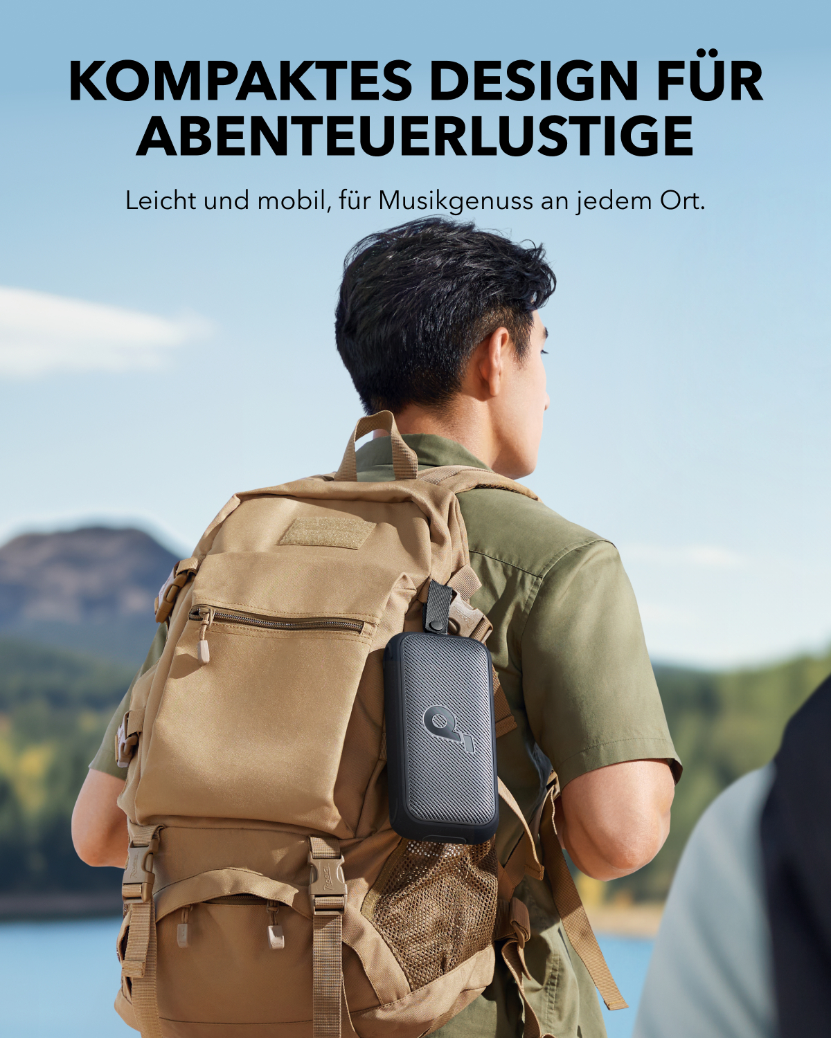 Eine Person mit Rucksack trägt einen tragbaren Lautsprecher an der Seite.