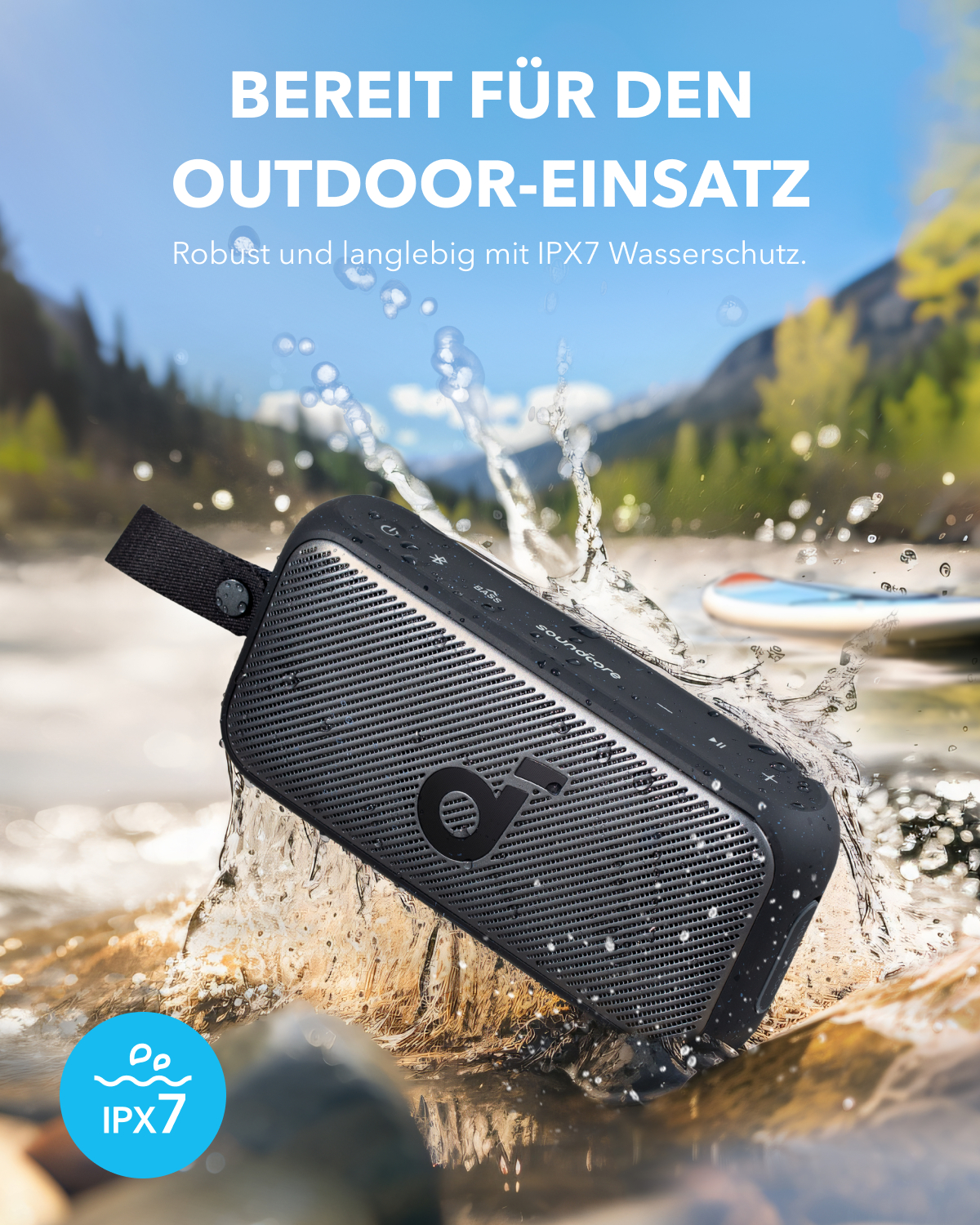 Schwarzer und grauer tragbarer Lautsprecher im Wasser. Text sagt 'IPX7' und 'Outdoor-Einsatz'.