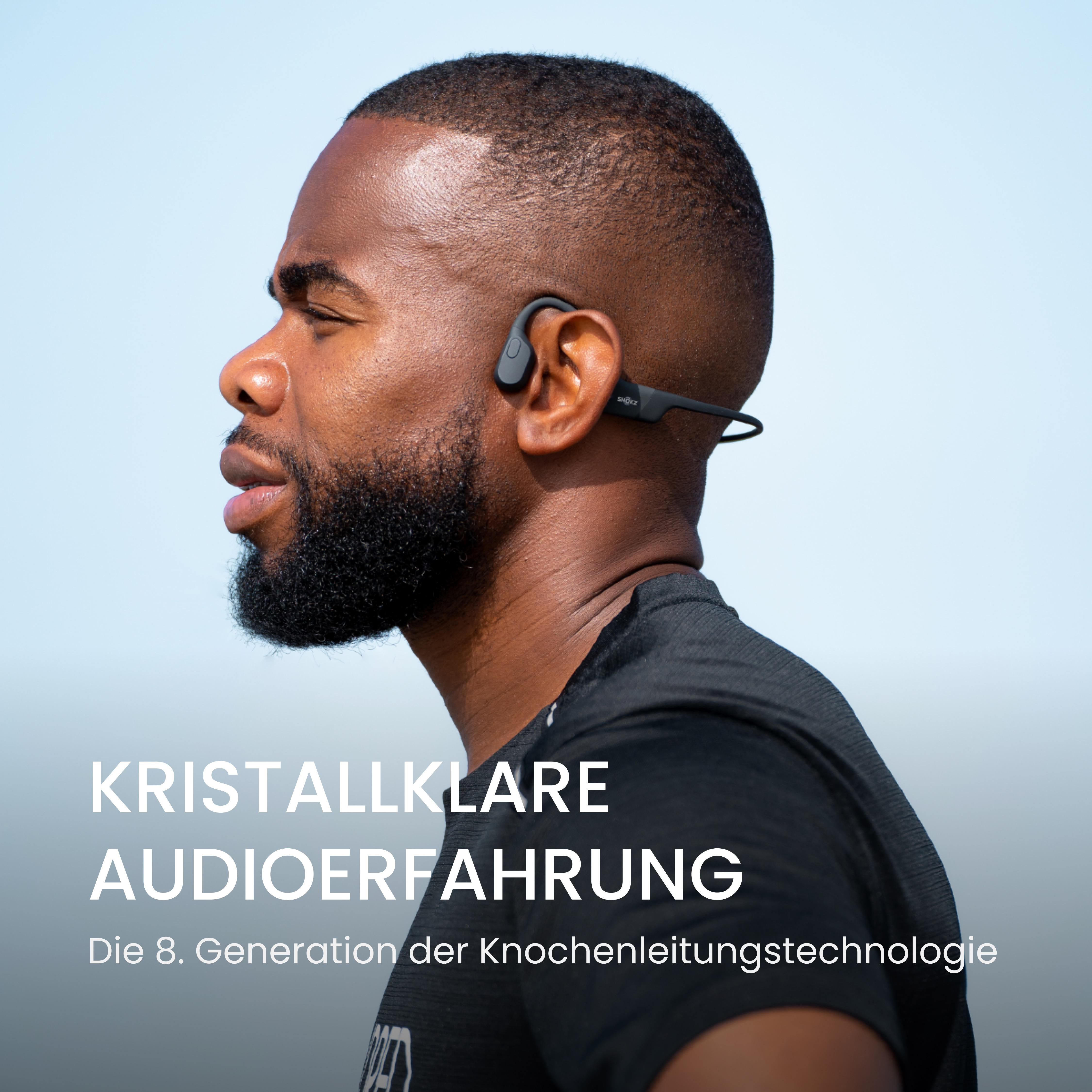 Ein Mann mit Knochenschall-Kopfhörern. Text: 'Kristallklare Audioerfahrung'.