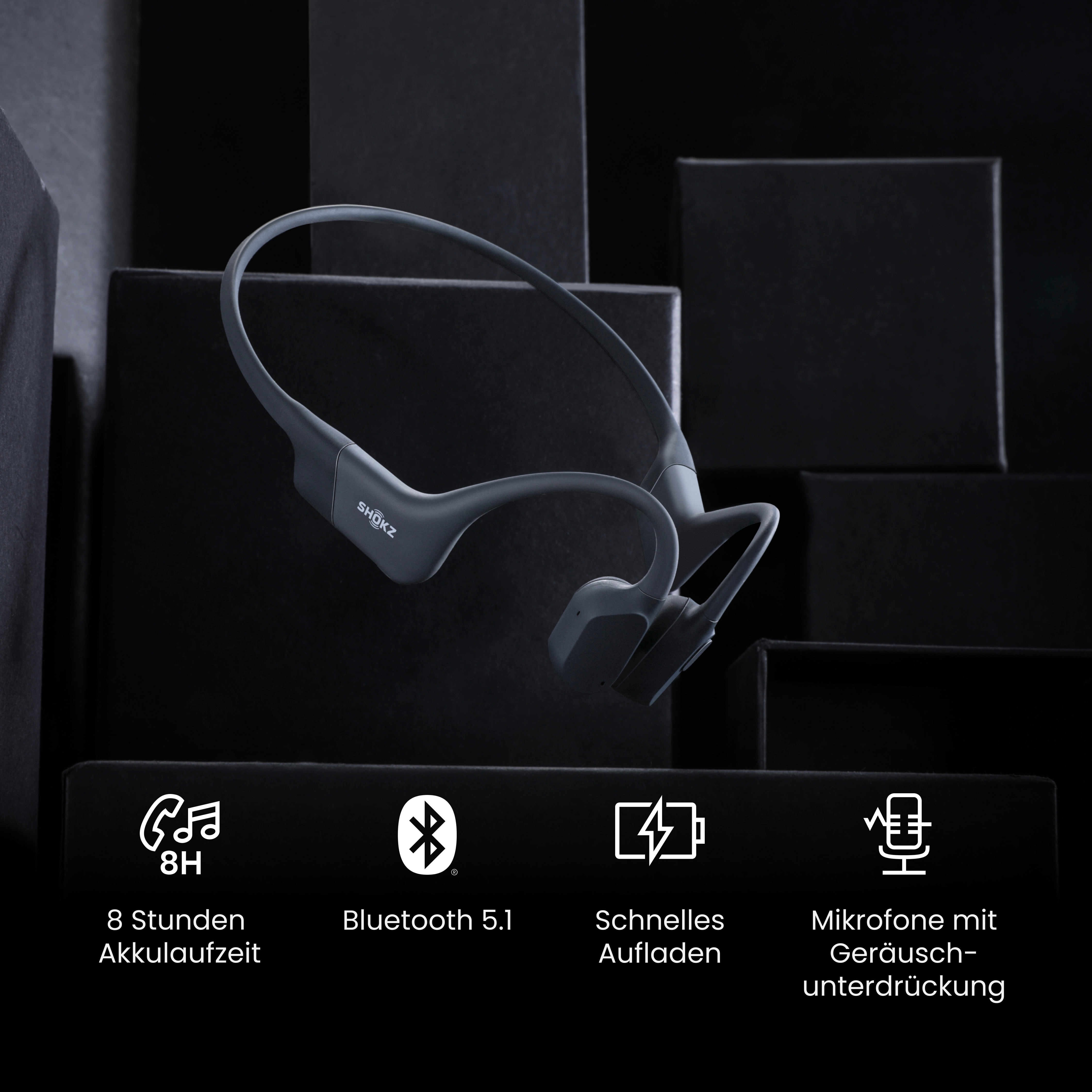 Ein graues Shokz Knochenschall-Headset. Darunter Symbole für 8h Akku, Bluetooth, schnelles Laden und geräuschunterdrückende Mikrofone.