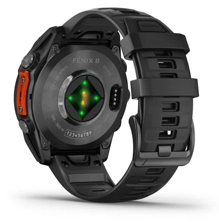 Tył czarnego zegarka Garmin Fenix 8. Pokazuje czujniki, tętno i numer seryjny zegarka.