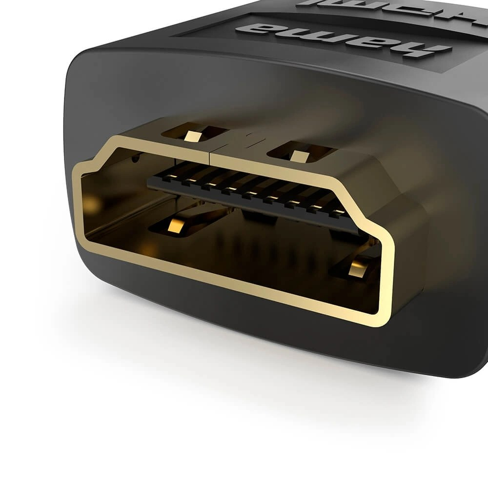 Primer plano de un conector HDMI. El conector es negro con pines dorados.