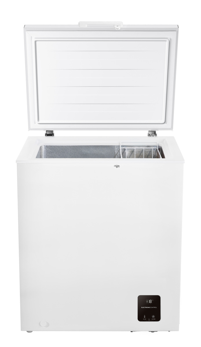 Weiße Truhen-Gefriertruhe mit offenem Deckel. Sie zeigt das Innere mit einem Drahtkorb auf weißem Hintergrund.