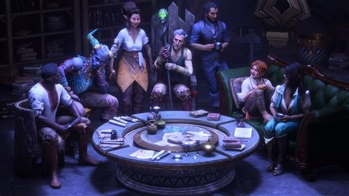 Groep mensen die rond een tafel zitten, sommigen met drankjes, in een schemerige kamer.