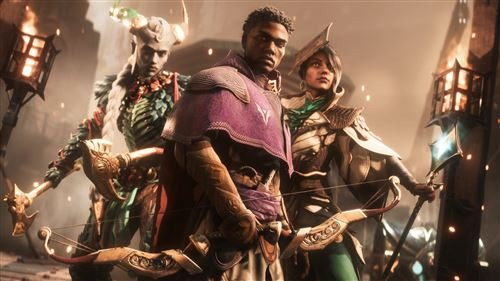 Drie figuren in fantasy-outfit met bogen en pijlen, in een gevechtsscene.