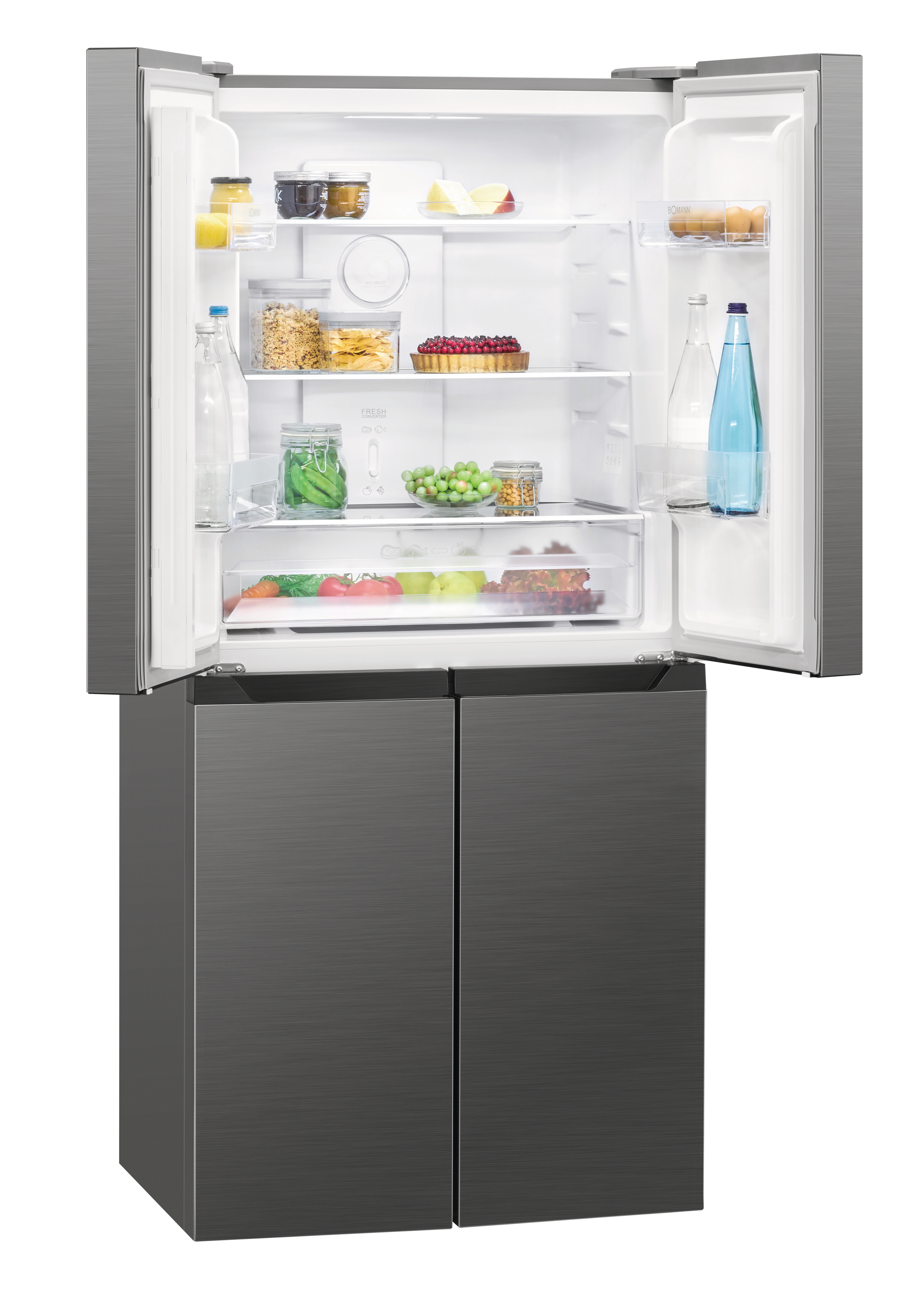Ein dunkelgrauer Kühlschrank mit geöffneten Türen, Innenraum mit Regalen und Lebensmitteln.