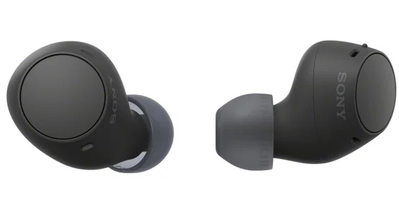 Dwa czarne słuchawki Sony, pod kątem, na białym tle.