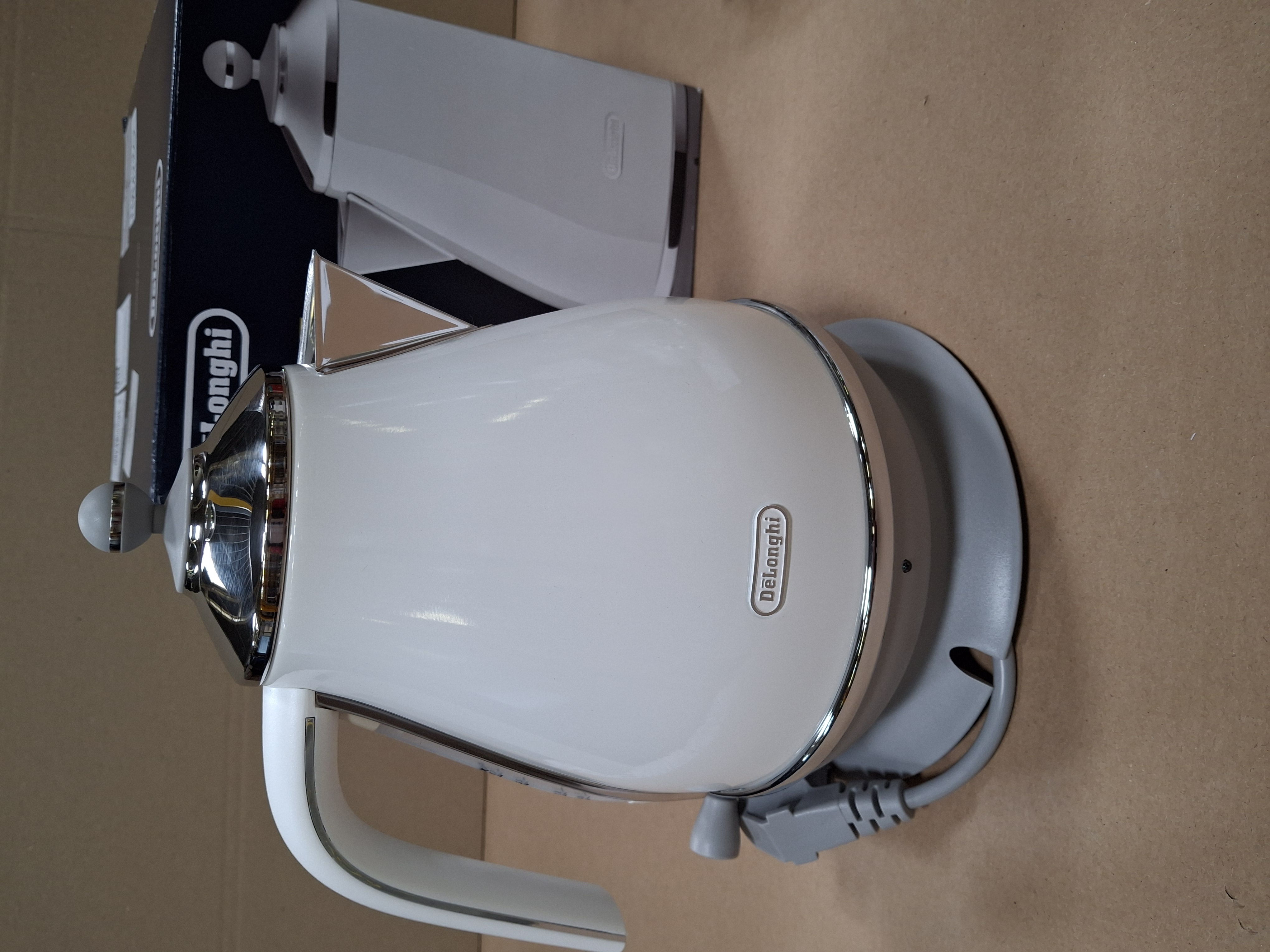 OUTLET - Czajnik DE LONGHI Icona Capitals KBOC 2001.W
