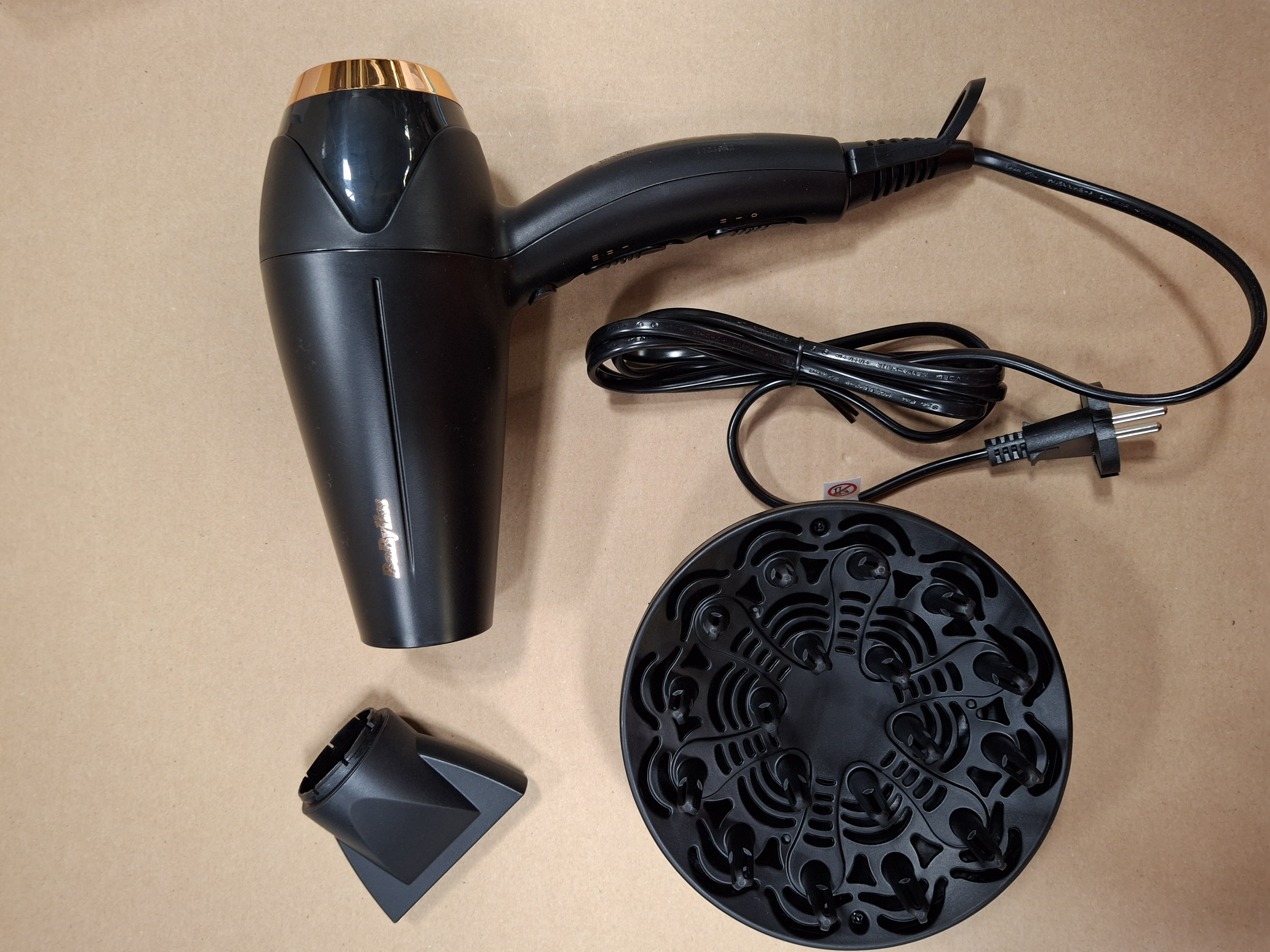 OUTLET - Suszarka do włosów BABYLISS D570DE