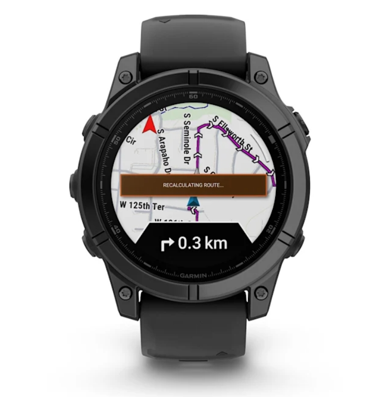 Czarny smartwatch Garmin wyświetlający mapę z komunikatem 'przeliczanie trasy'.