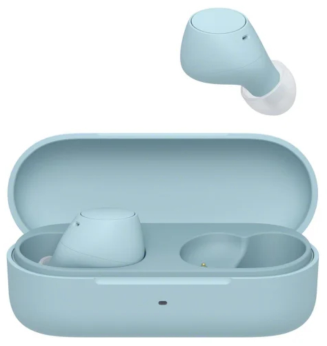 Jasnoniebieskie bezprzewodowe słuchawki i etui ładujące na białym tle.