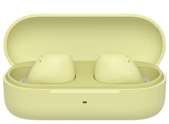 Słuchawki douszne w jasnożółtym etui ładującym. Otwarta obudowa, widoczne słuchawki.