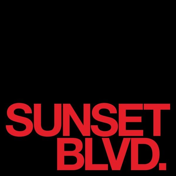 Sunset Boulevard Text, rot auf schwarzem Hintergrund. Fett, serifenlose Schrift, füllt den Rahmen.