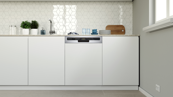 Gömme beyaz bulaşık makinesi, tezgah, lavabo ve dekorasyona sahip bir mutfak. Temiz ve modern tasarım.