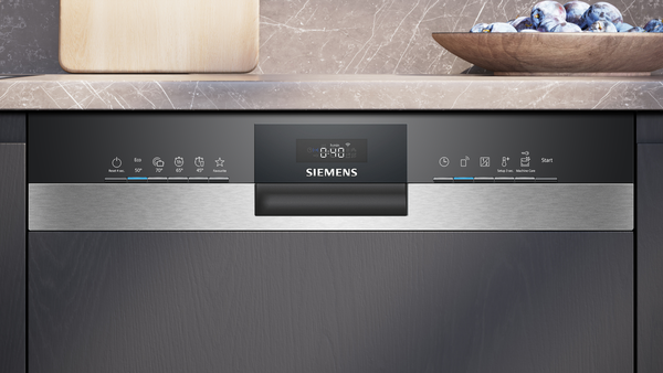 Bulaşık makinesi kontrol paneli. Ekran zamanı gösteriyor. SIEMENS logosu. Gri ve siyah tasarım.