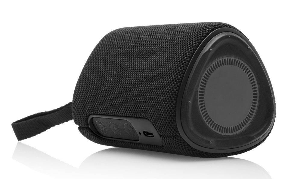 Czarny, trójkątny głośnik przenośny. Ma przyciski, uchwyt i okrągły głośnik na końcu.
