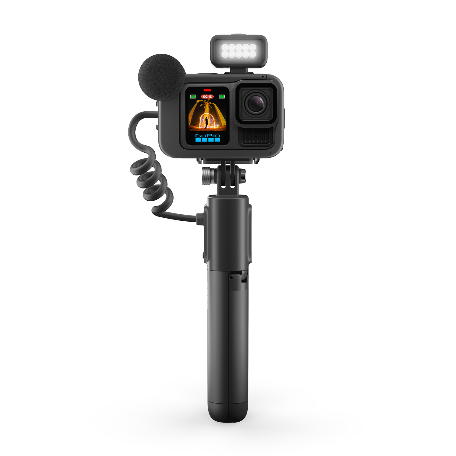 Una fotocamera GoPro con un microfono e una luce collegati a un'impugnatura.