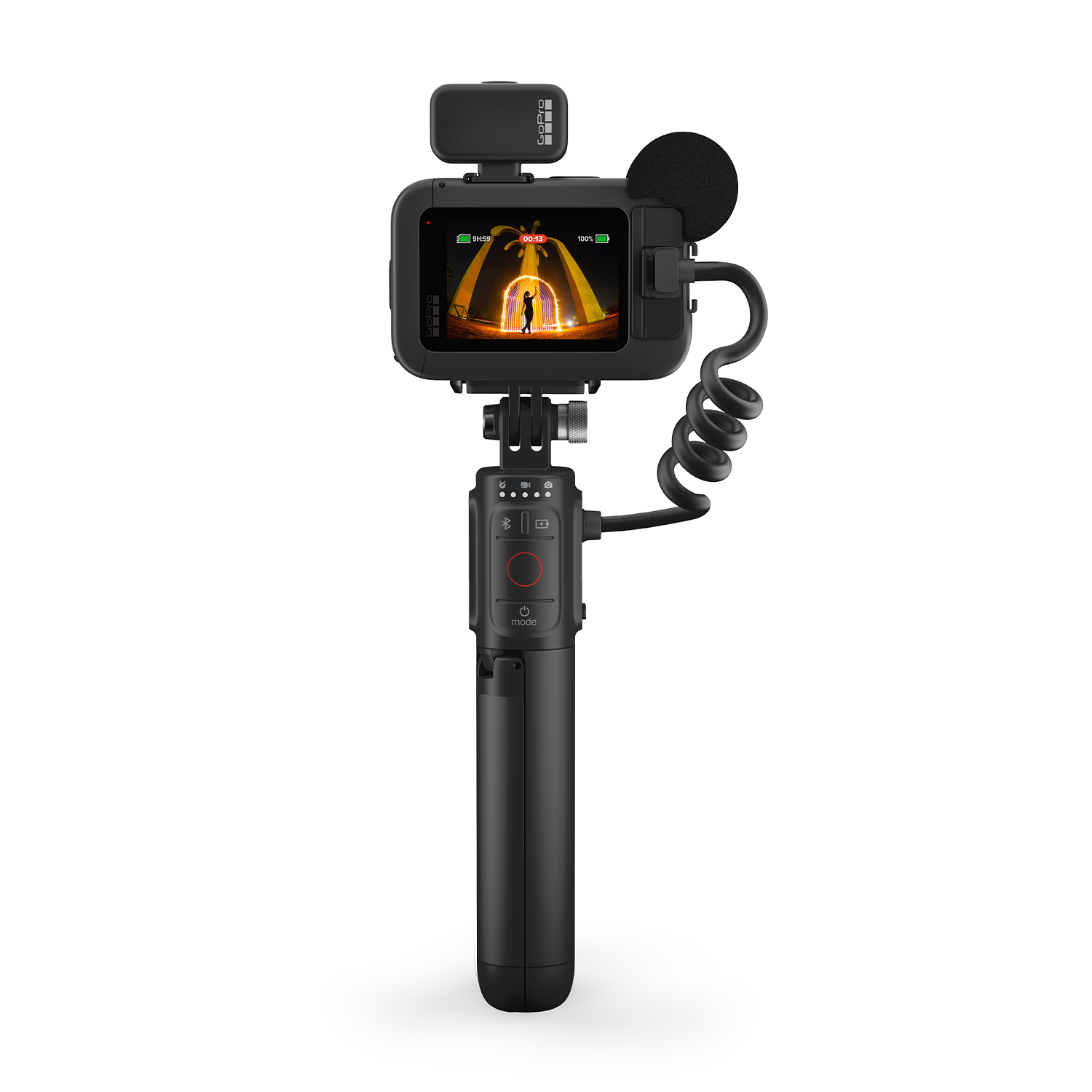Una videocamera GoPro con microfono e impugnatura, che mostra uno schermo con una scena.