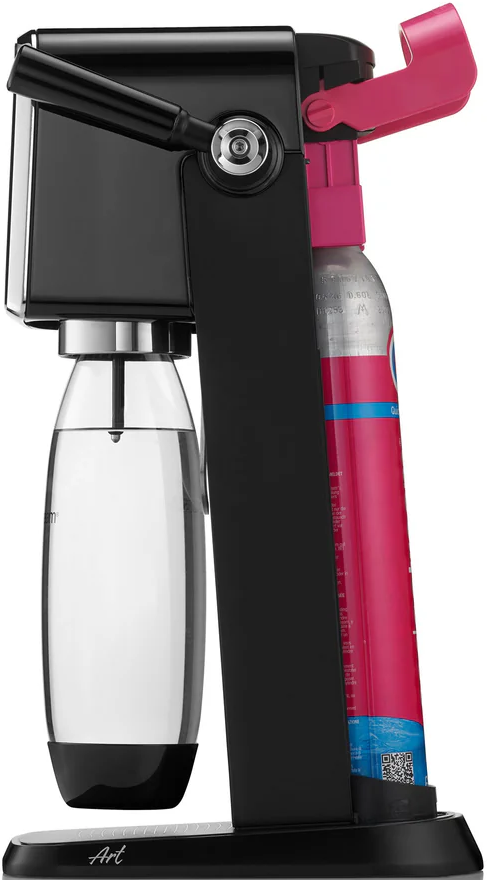 Machine à soda, vue latérale. Corps noir, bouteille transparente, cartouche de gaz rose et argentée. Fond blanc.
