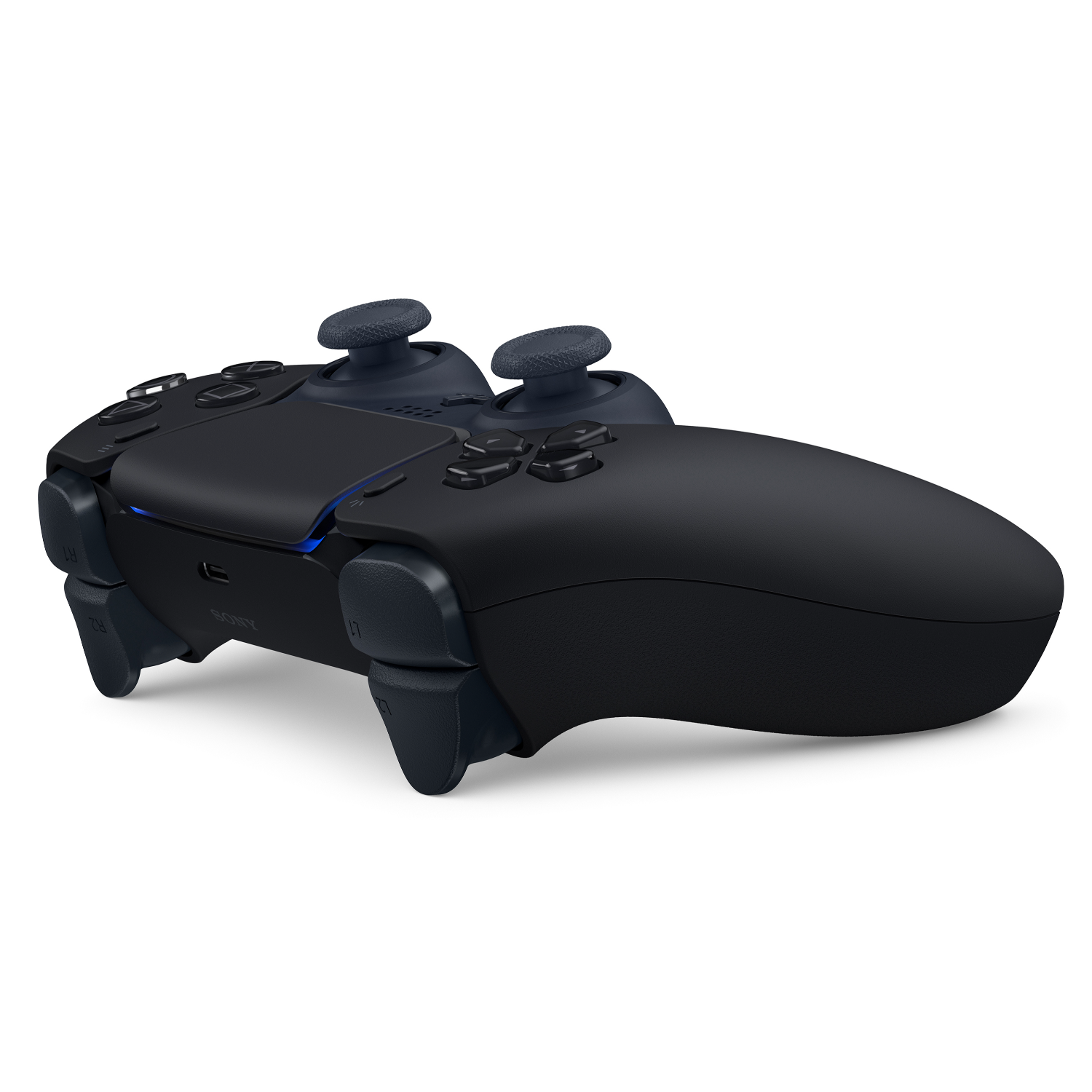 Een zwarte PlayStation 5-controller, licht gekanteld. Voorzien van knoppen, joysticks en het 'SONY'-logo. Geïsoleerd op witte achtergrond.