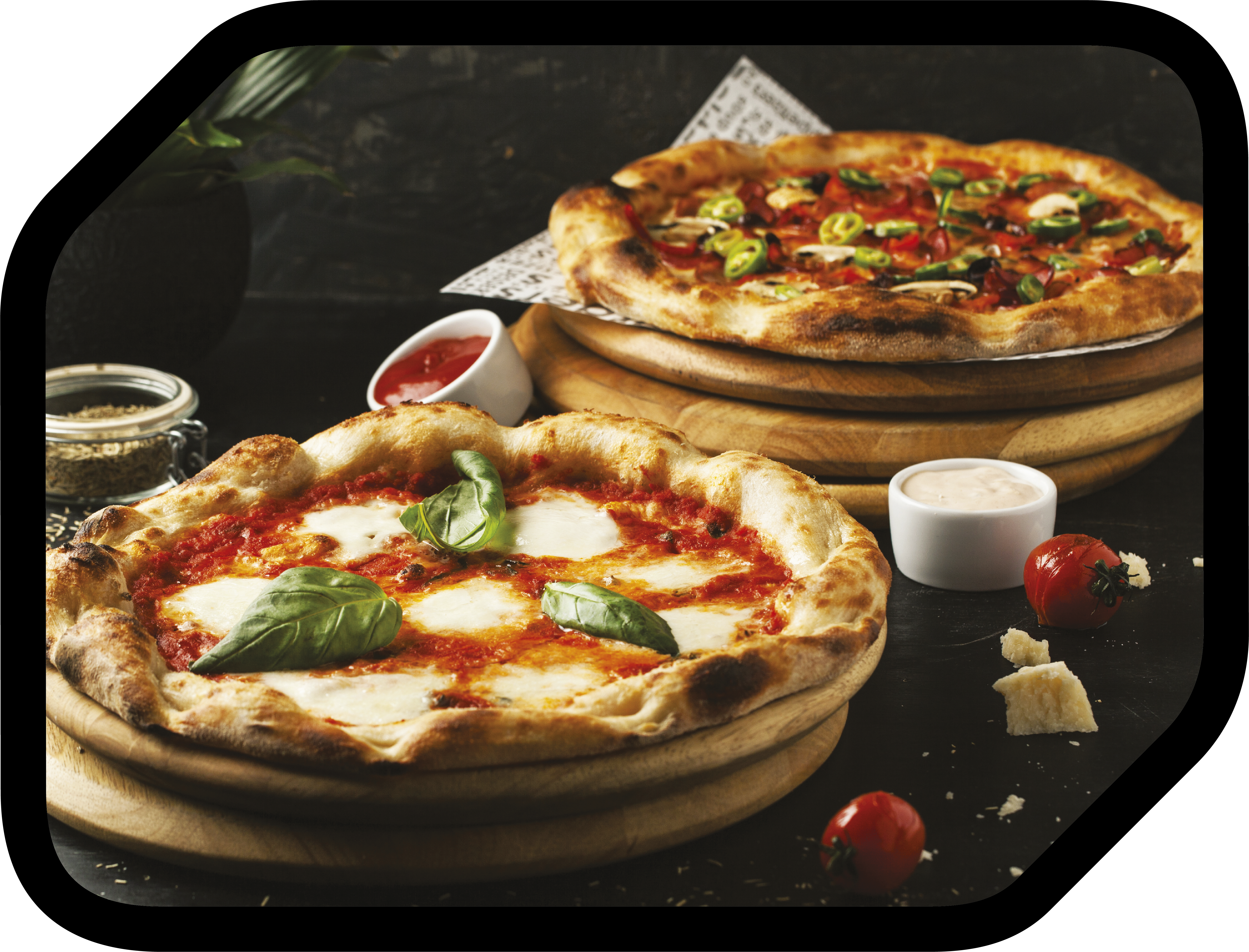 Deux pizzas sur des planches en bois, une au fromage et au basilic, l'autre garnie.