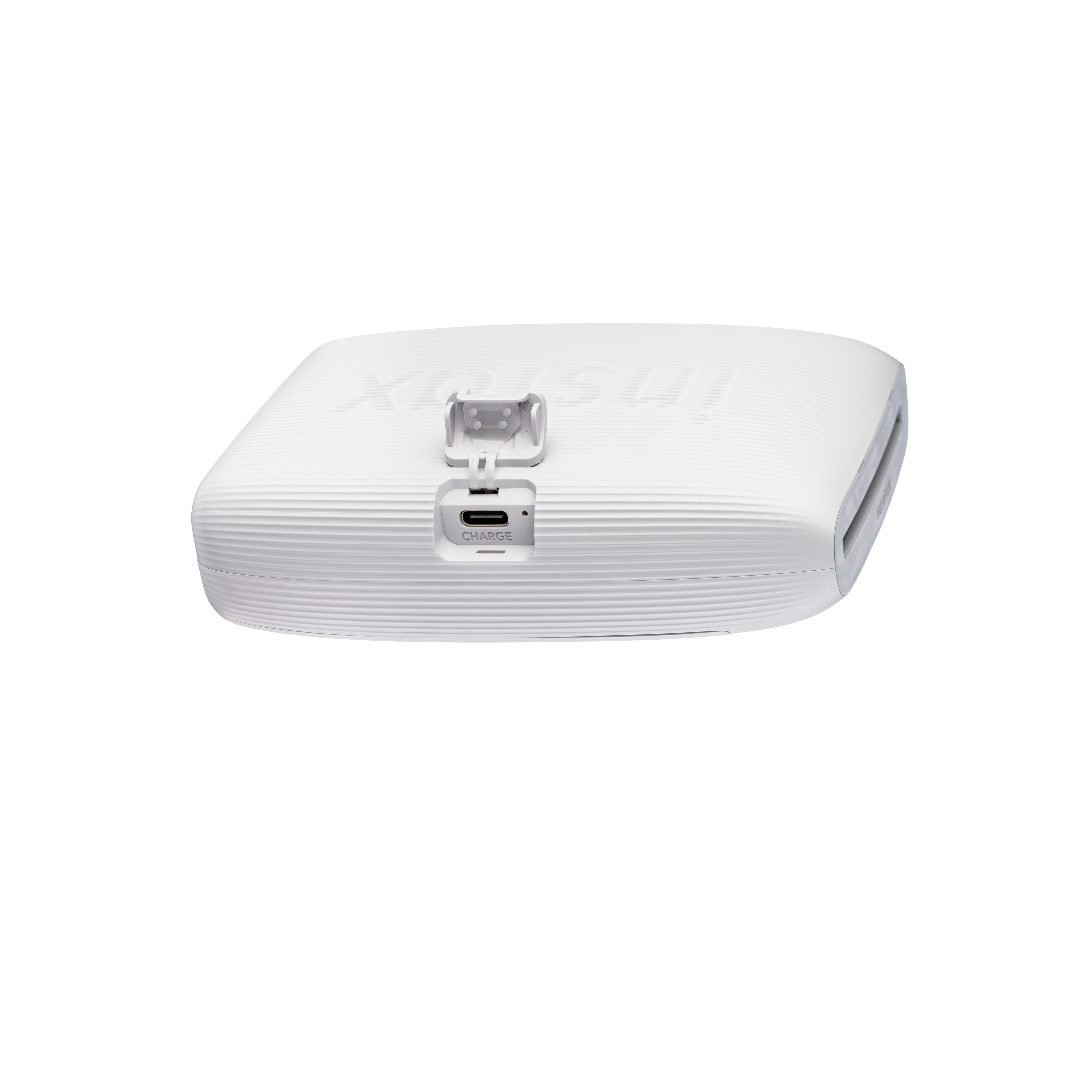 Weißer Instax-Drucker mit Ladeanschluss. Draufsicht, rechteckige Form, klares Design.