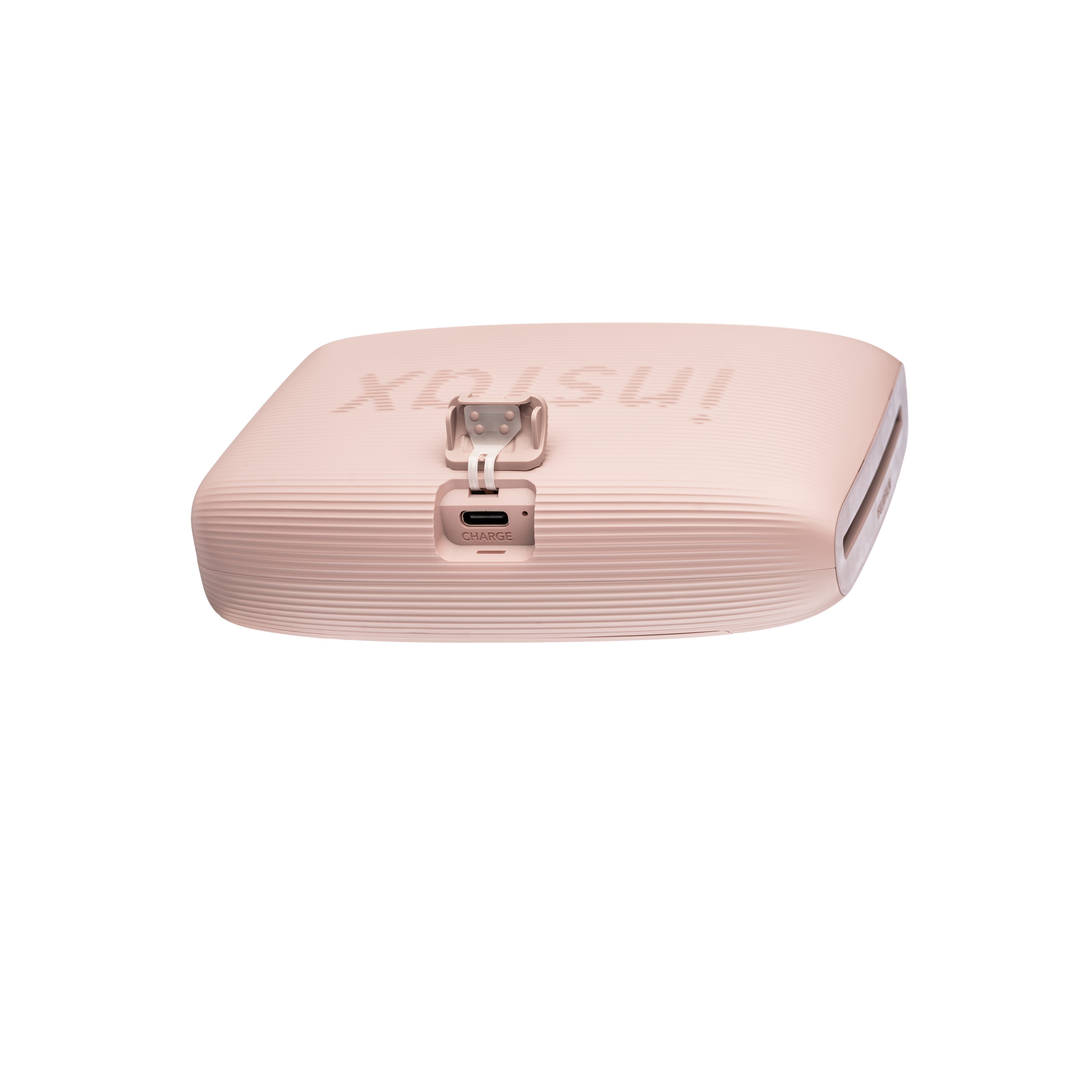 Ein rosa Instax-Fotodrucker. Die Rückseite hat einen Ladeanschluss und eine Taste.