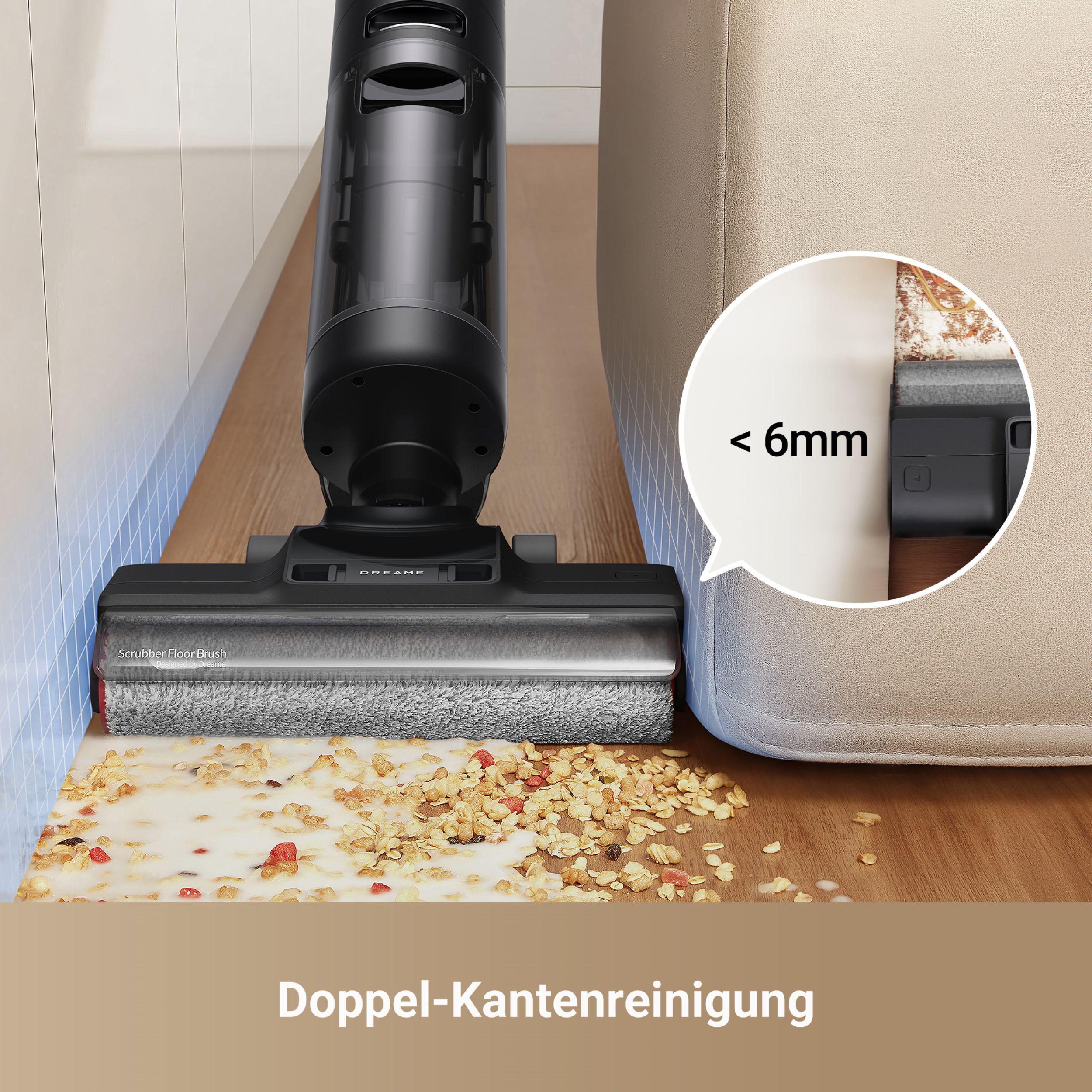 Staubsauger reinigt verschüttetes Essen auf einem Boden. Der Reinigungskopf ist sichtbar.