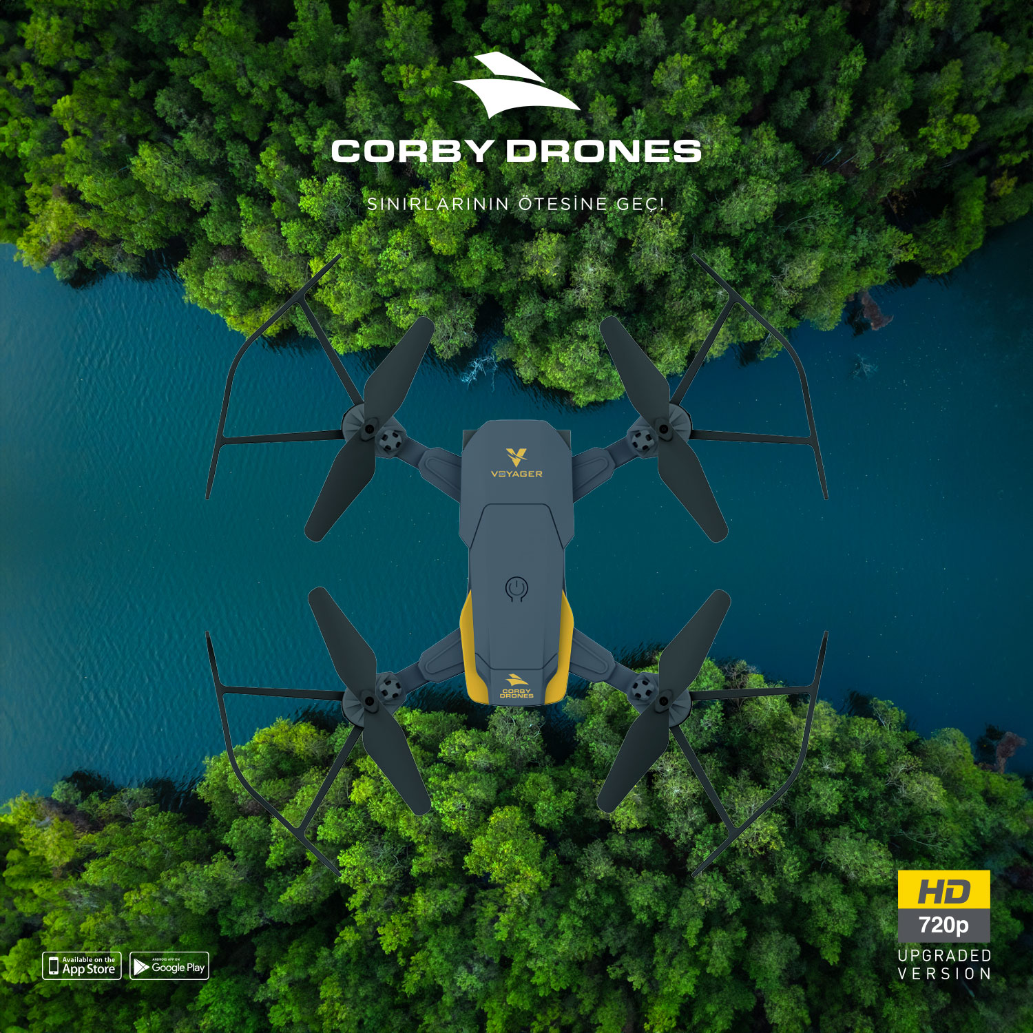 Arka planda orman ve göl bulunan havada bir drone. Üstte metin.